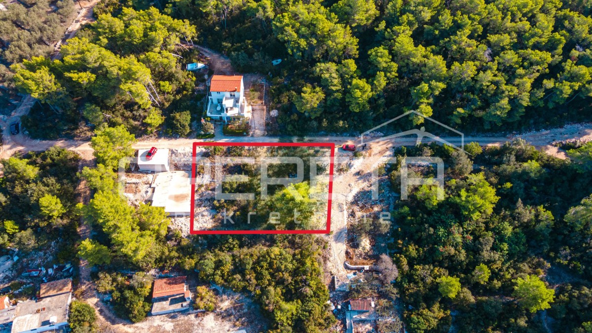 Opportunità di investimento: terreno di 680 m2 nella tranquilla baia Tri Porte