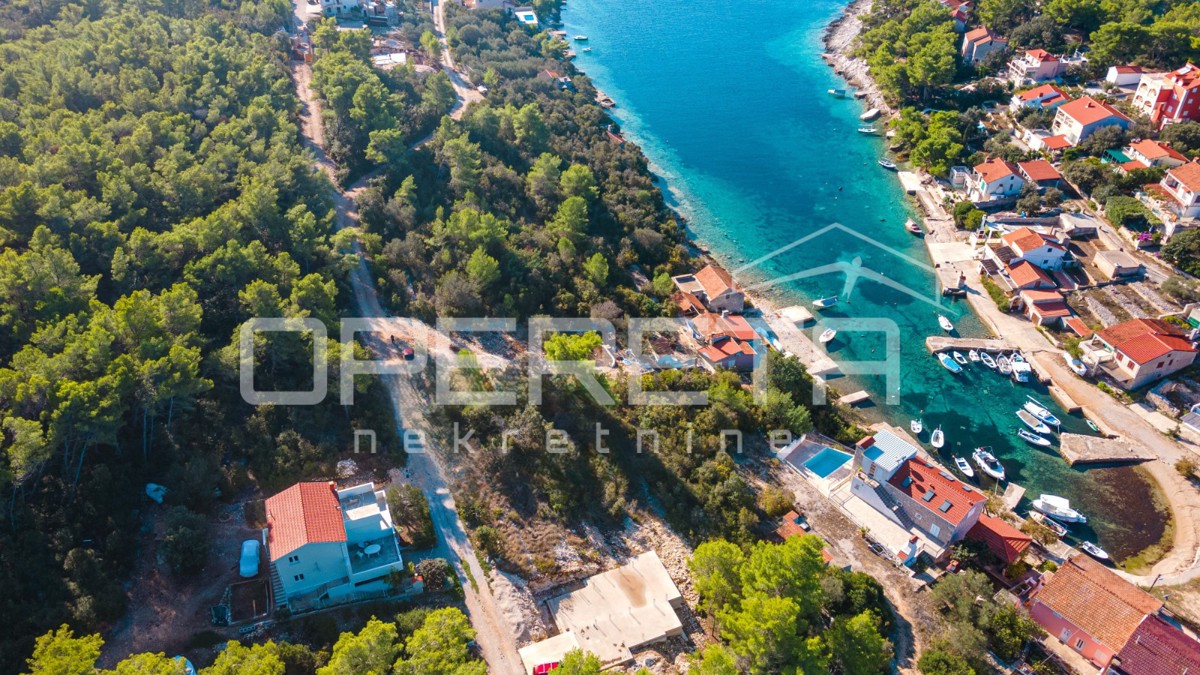 Opportunità di investimento: terreno di 680 m2 nella tranquilla baia Tri Porte