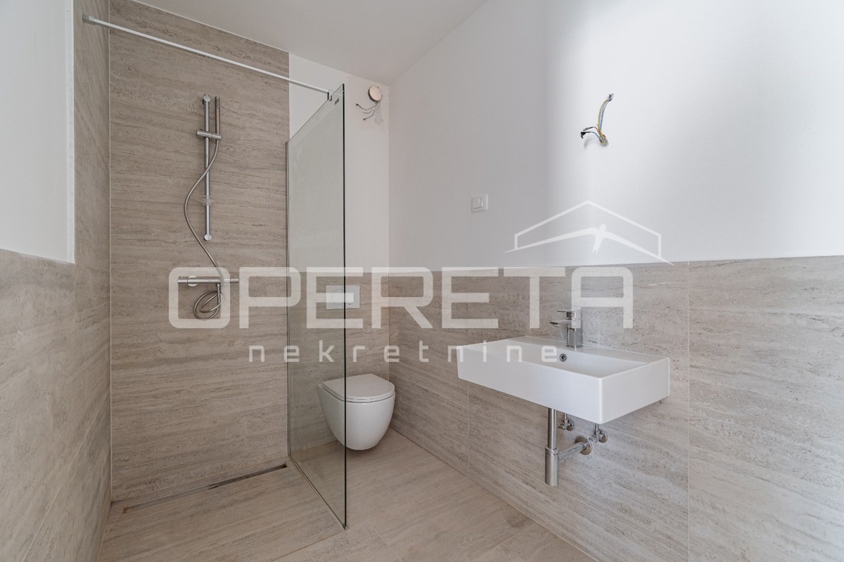 Istria, zona Novigrad – appartamento quadrilocale al piano terra con giardino