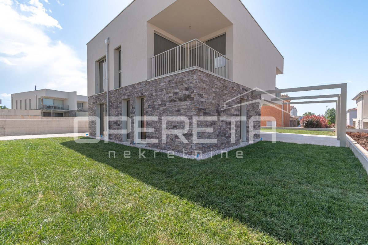 Istria, zona Novigrad – appartamento quadrilocale al piano terra con giardino