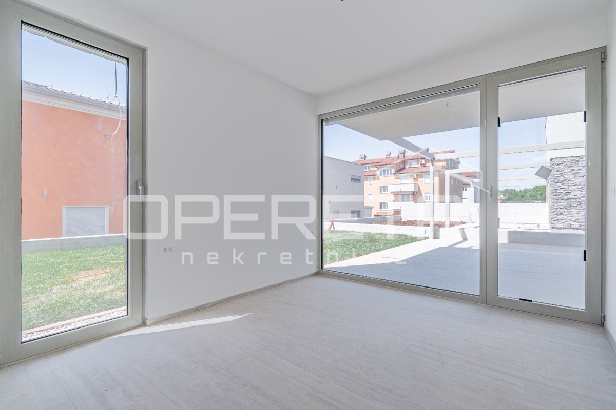 Istria, zona Novigrad – appartamento quadrilocale al piano terra con giardino