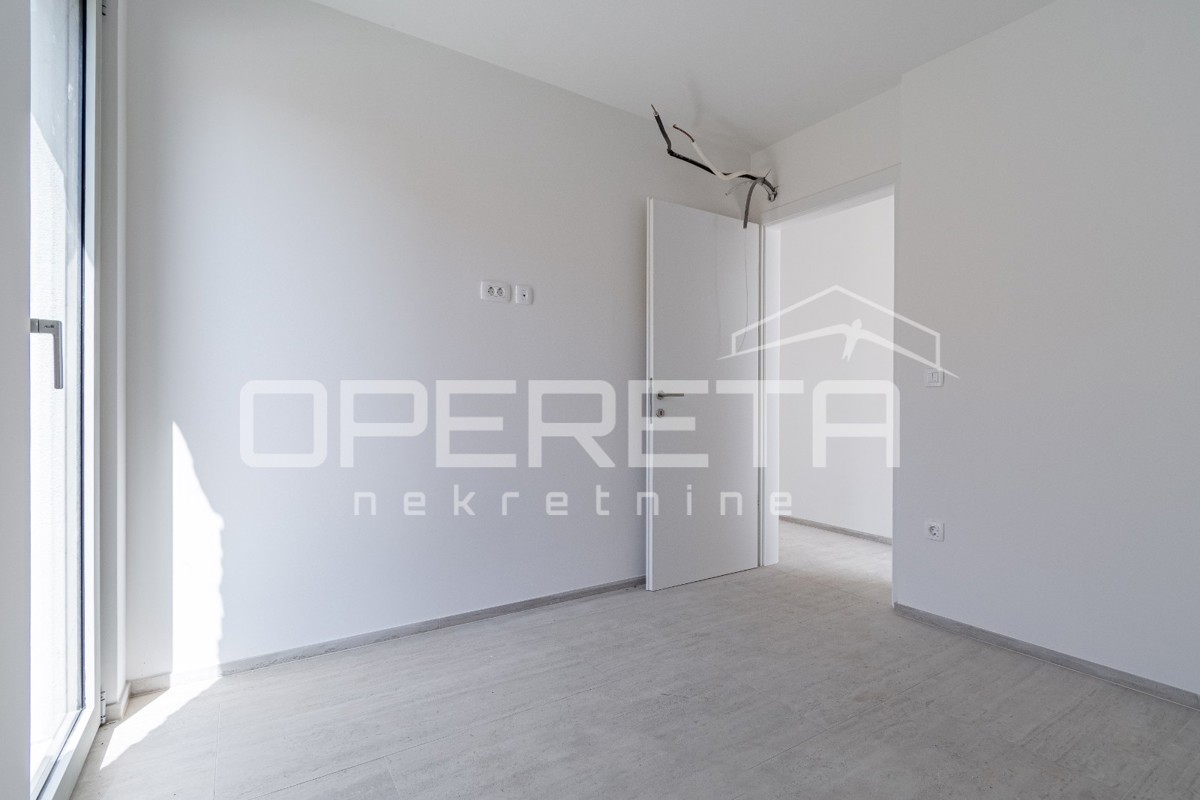 Istria, zona Novigrad – appartamento quadrilocale al piano terra con giardino