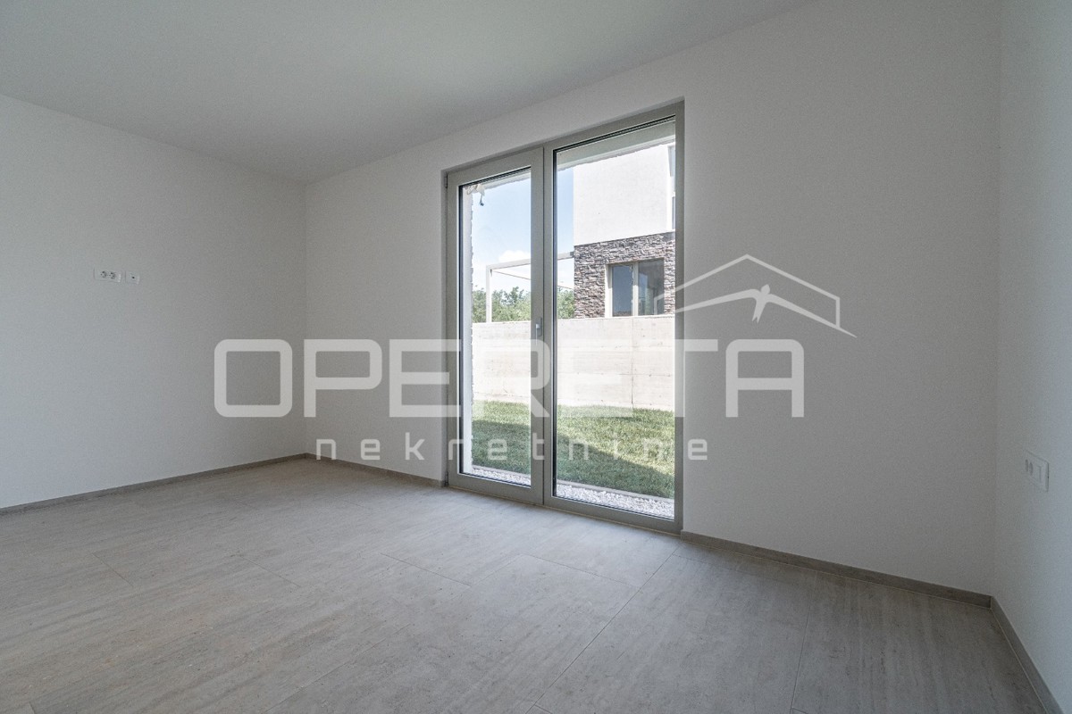 Istria, zona Novigrad – appartamento quadrilocale al piano terra con giardino