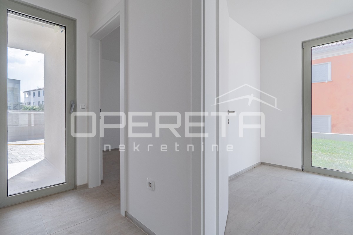 Istria, zona Novigrad – appartamento quadrilocale al piano terra con giardino