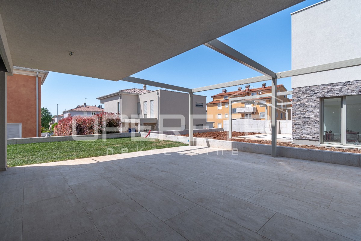 Istria, zona Novigrad – appartamento quadrilocale al piano terra con giardino