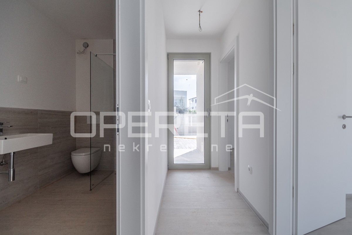 Istria, zona Novigrad – appartamento quadrilocale al piano terra con giardino