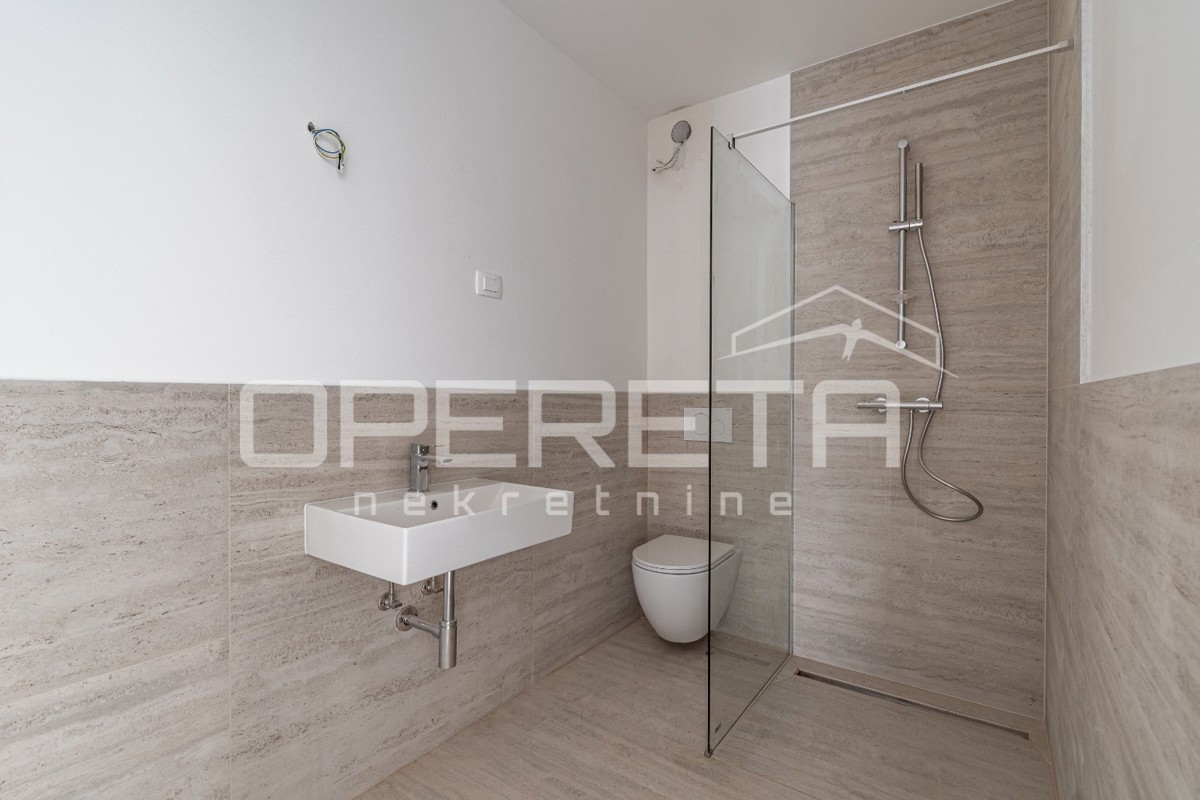 Istria, zona Novigrad – appartamento quadrilocale al piano terra con giardino