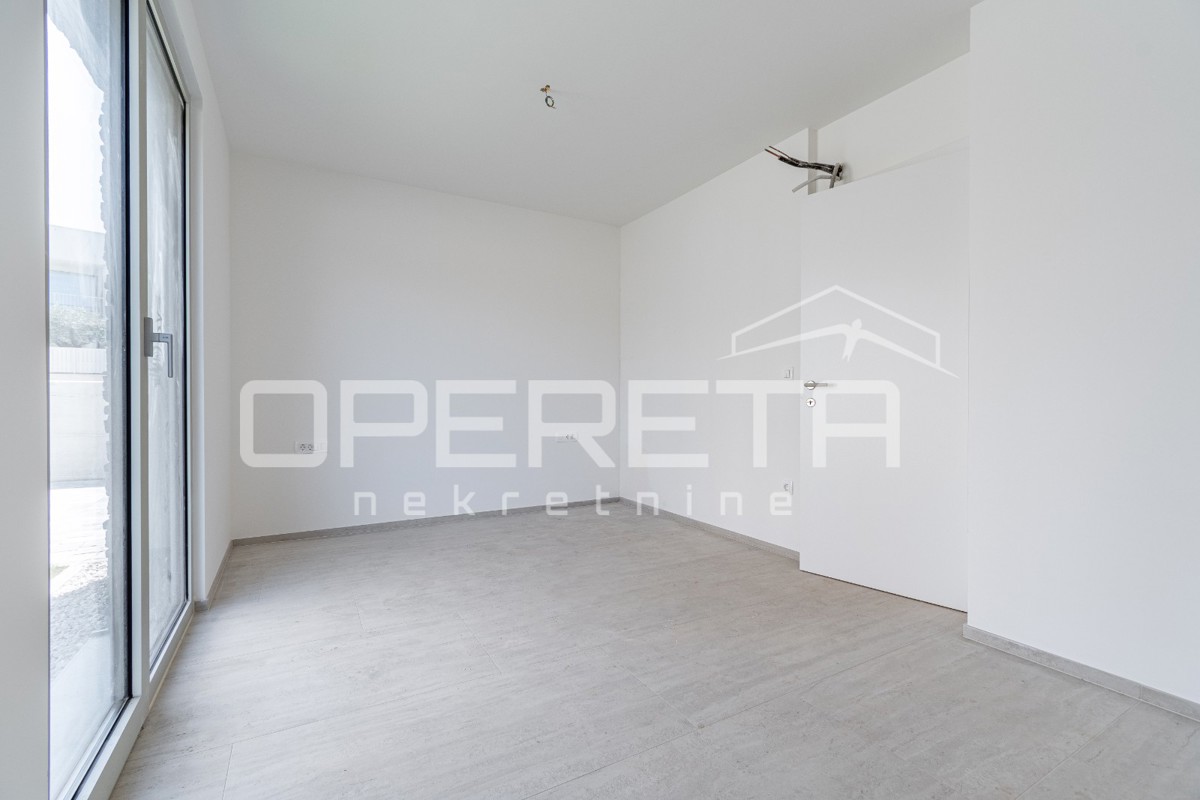 Istria, zona Novigrad – appartamento quadrilocale al piano terra con giardino