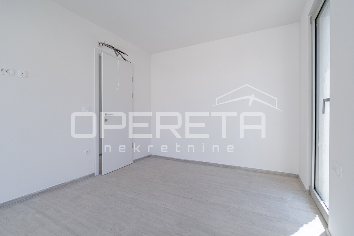 Istria, zona Novigrad – appartamento quadrilocale al piano terra con giardino