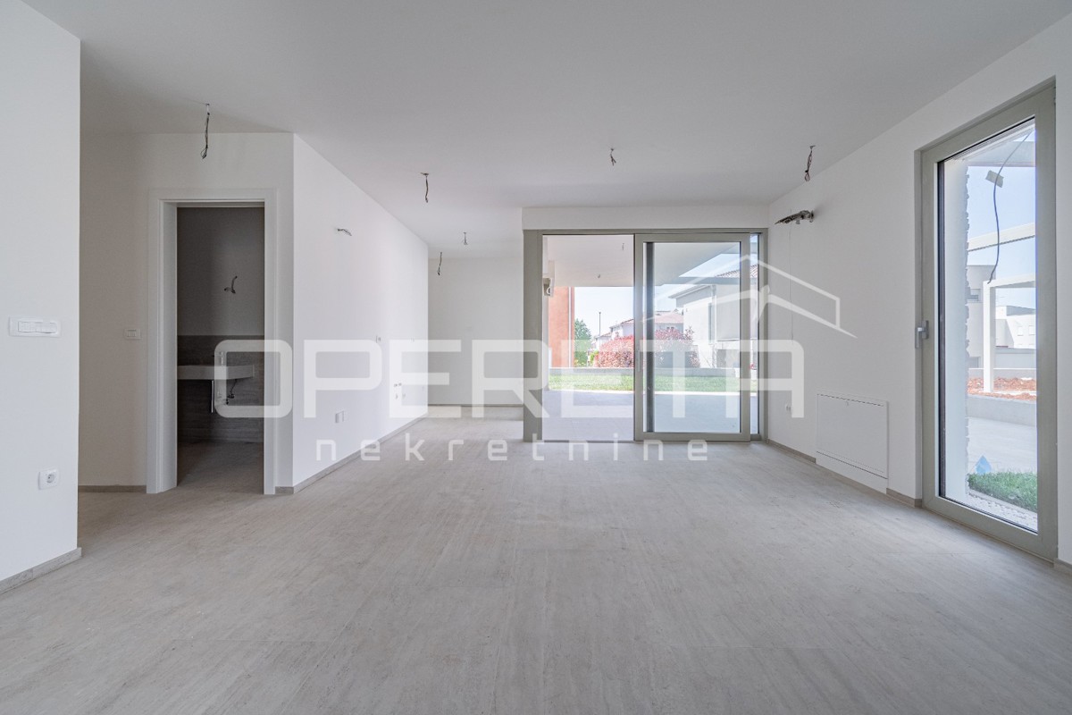 Istria, zona Novigrad – appartamento quadrilocale al piano terra con giardino