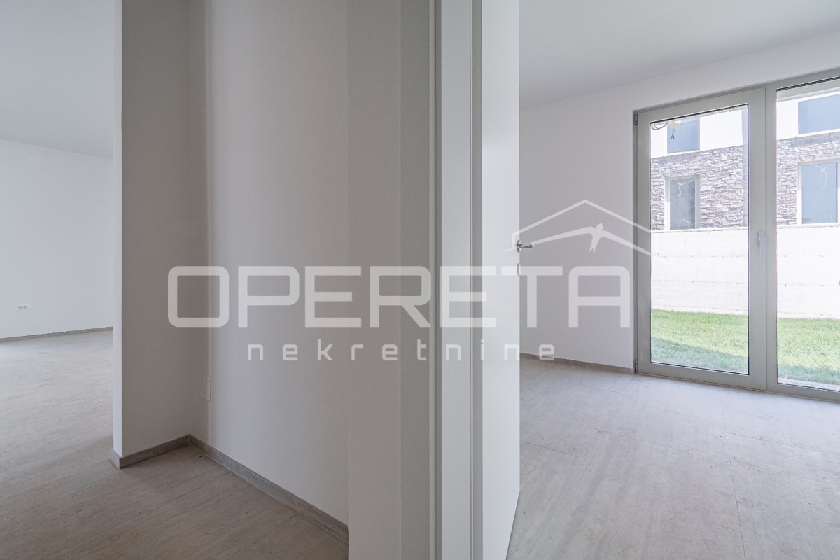 Istria, zona Novigrad – appartamento quadrilocale al piano terra con giardino