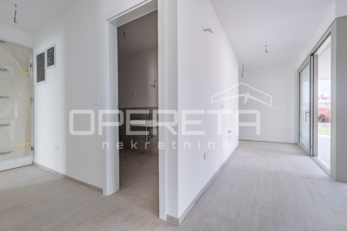 Istria, zona Novigrad – appartamento quadrilocale al piano terra con giardino