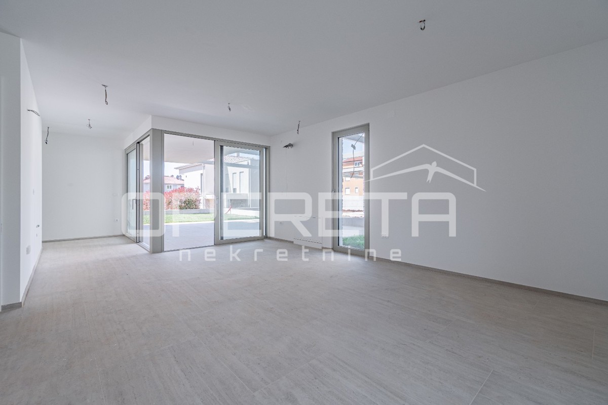 Istria, zona Novigrad – appartamento quadrilocale al piano terra con giardino