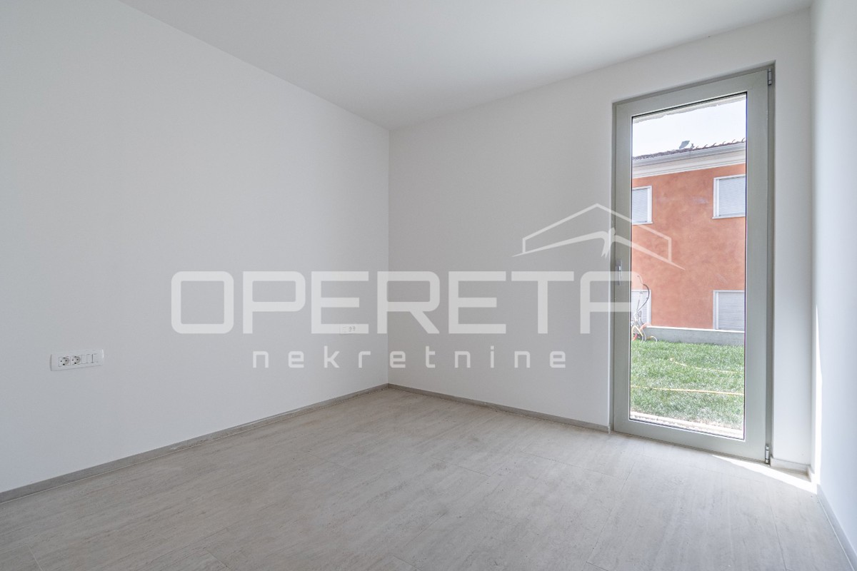 Istria, zona Novigrad – appartamento quadrilocale al piano terra con giardino