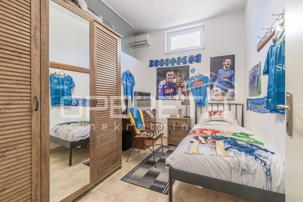 Istria, dintorni di Karigador – due appartamenti e locale commerciale con piscina e giardino