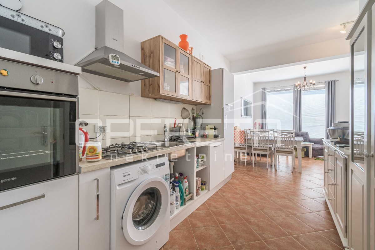 Istria, dintorni di Karigador – due appartamenti e locale commerciale con piscina e giardino