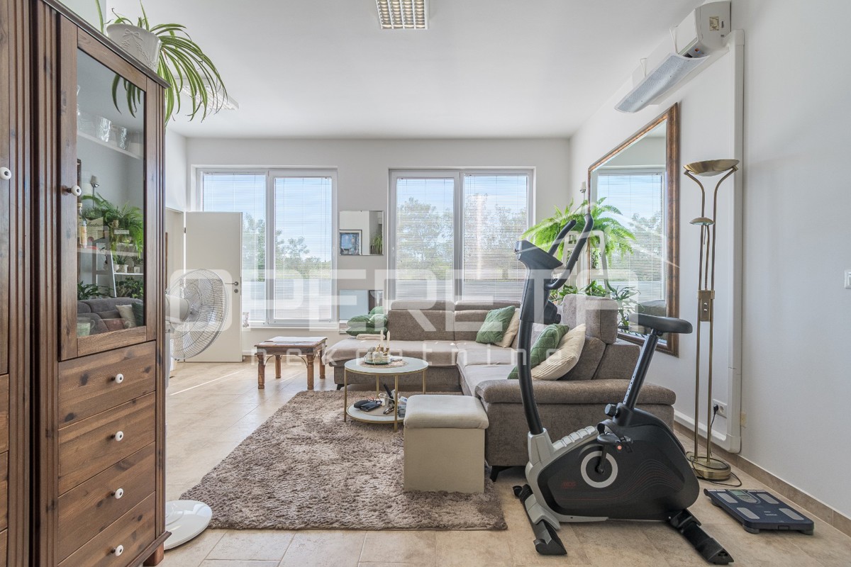 Istria, dintorni di Karigador – due appartamenti e locale commerciale con piscina e giardino