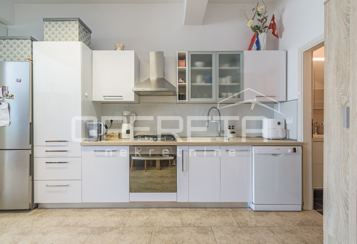 Istria, dintorni di Karigador – due appartamenti e locale commerciale con piscina e giardino