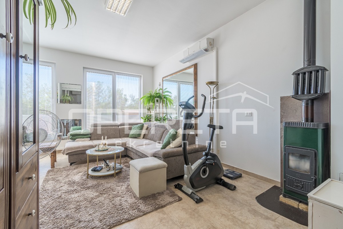 Istria, dintorni di Karigador – due appartamenti e locale commerciale con piscina e giardino