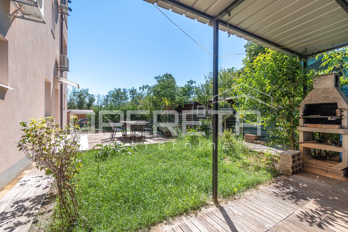 Istria, dintorni di Karigador – due appartamenti e locale commerciale con piscina e giardino