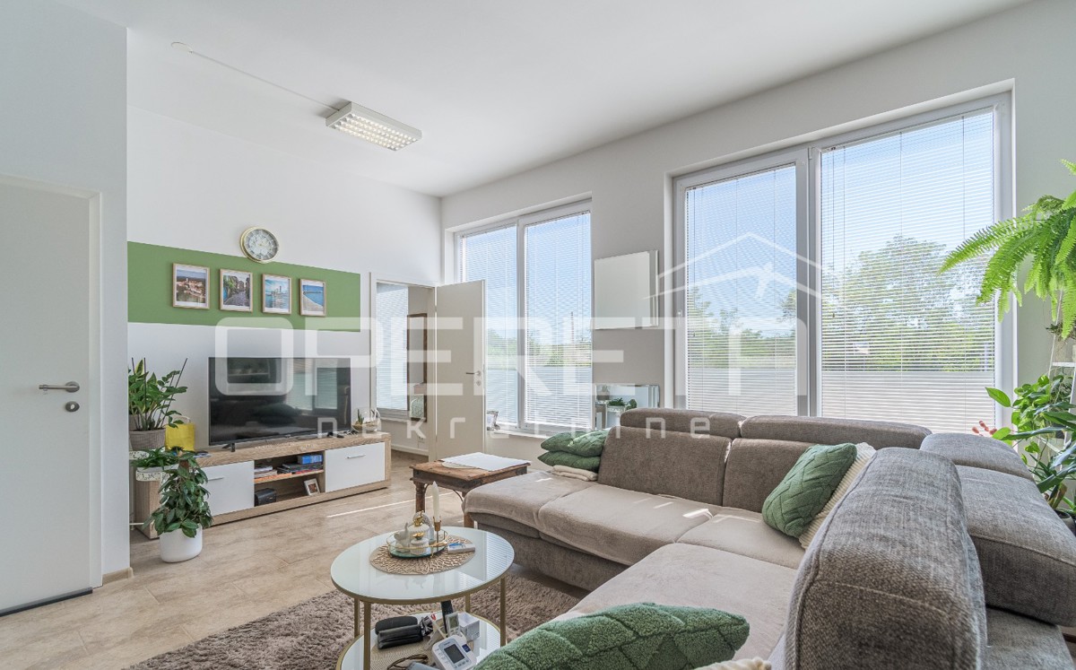 Istria, dintorni di Karigador – due appartamenti e locale commerciale con piscina e giardino