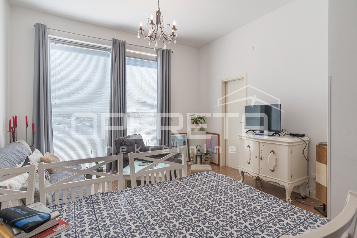 Istria, dintorni di Karigador – due appartamenti e locale commerciale con piscina e giardino