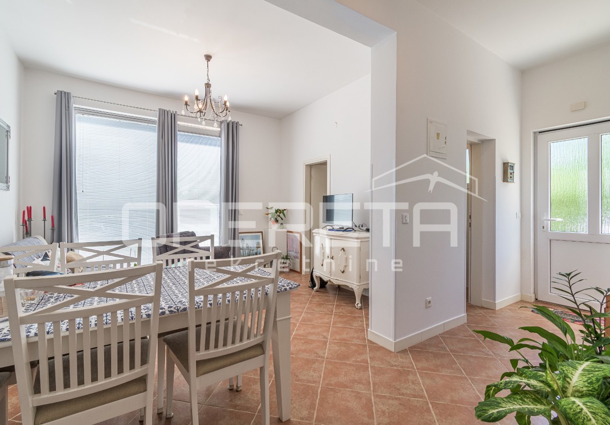 Istria, dintorni di Karigador – due appartamenti e locale commerciale con piscina e giardino