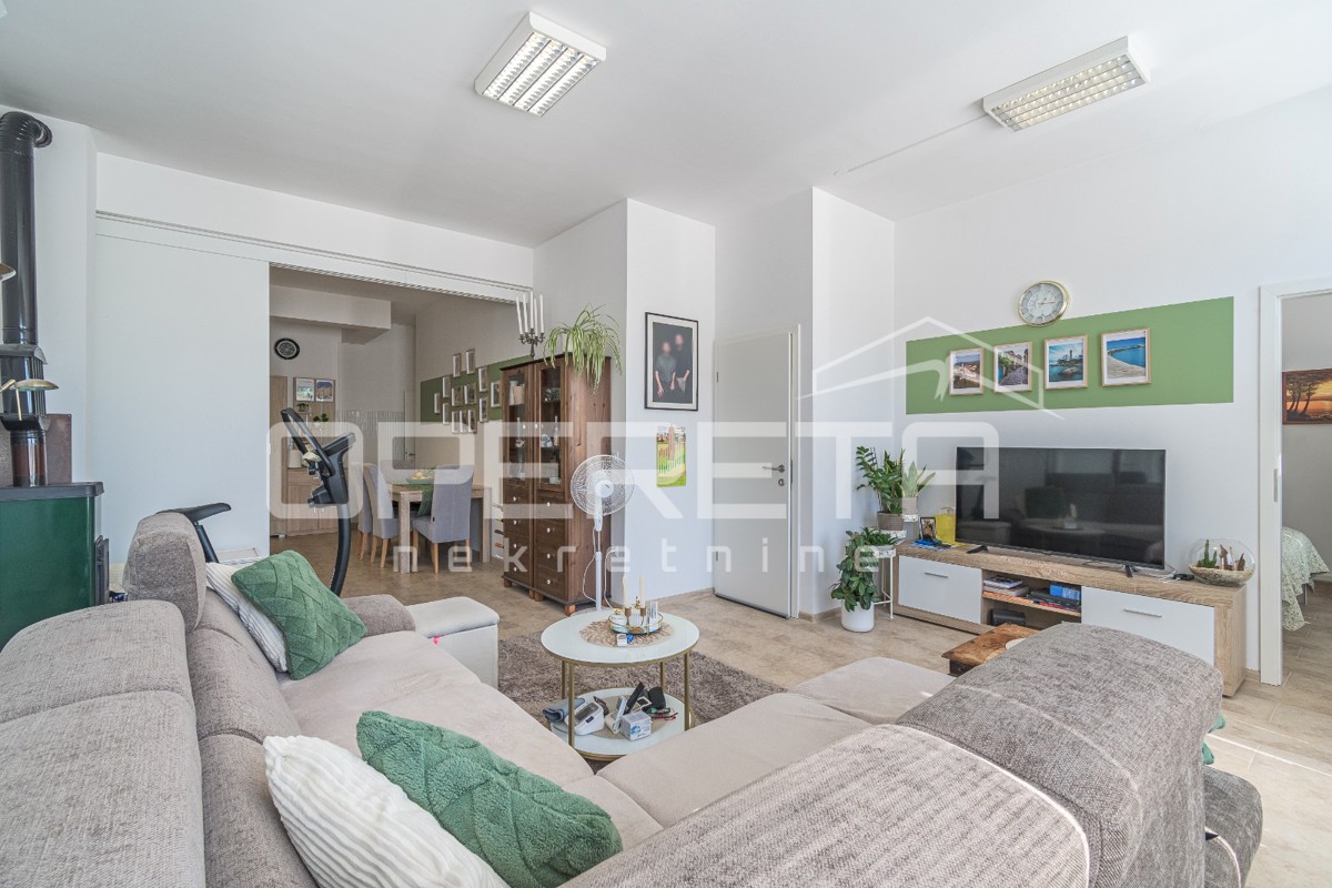 Istria, dintorni di Karigador – due appartamenti e locale commerciale con piscina e giardino