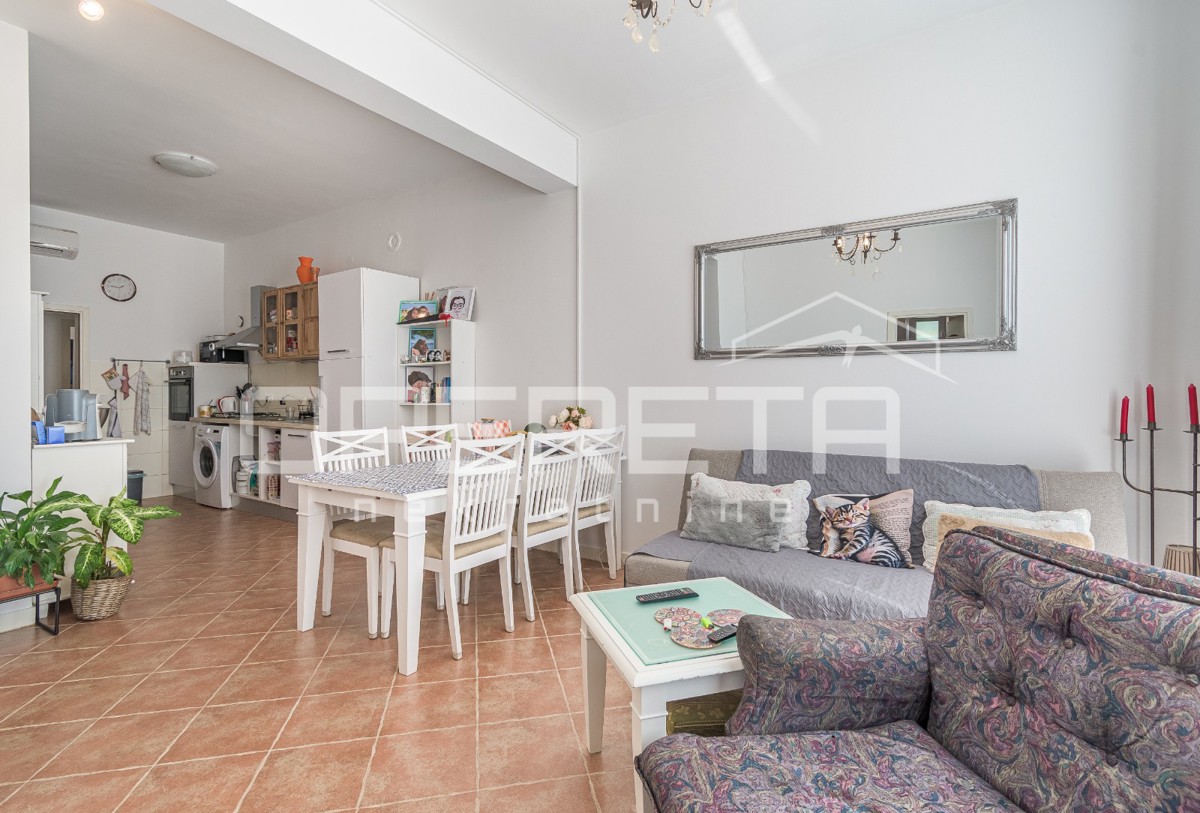 Istria, dintorni di Karigador – due appartamenti e locale commerciale con piscina e giardino