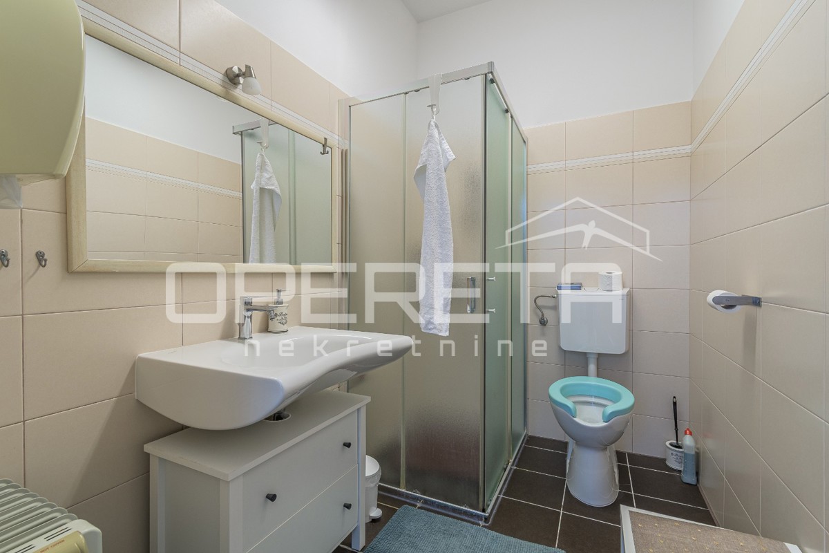 Istria, dintorni di Karigador – due appartamenti e locale commerciale con piscina e giardino