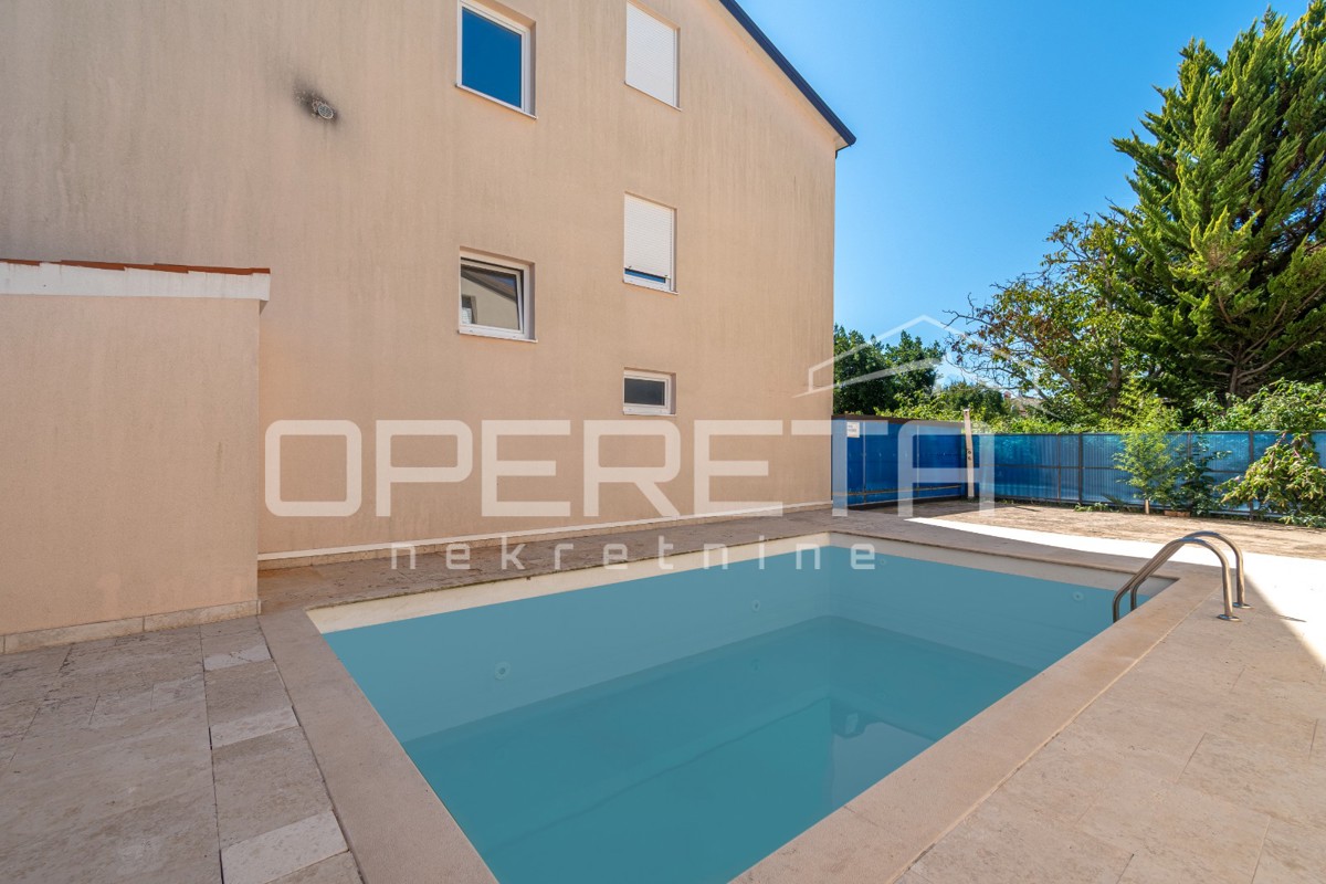 Istria, dintorni di Karigador – due appartamenti e locale commerciale con piscina e giardino