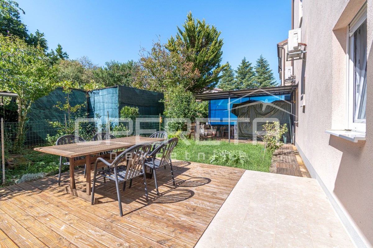 Istria, dintorni di Karigador – due appartamenti e locale commerciale con piscina e giardino