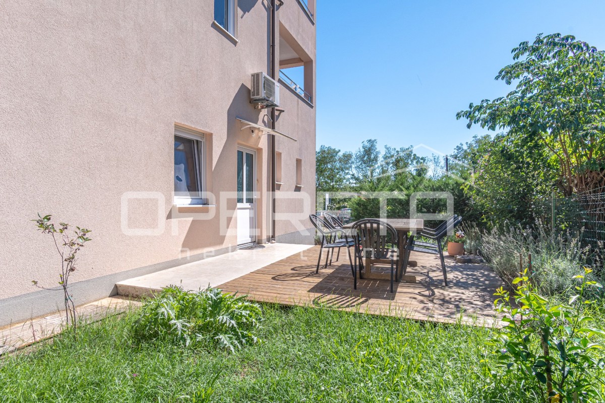 Istria, dintorni di Karigador – due appartamenti e locale commerciale con piscina e giardino