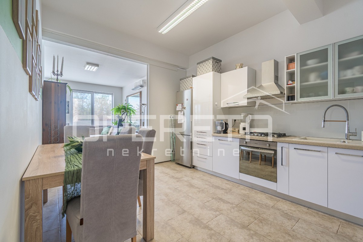 Istria, dintorni di Karigador – due appartamenti e locale commerciale con piscina e giardino