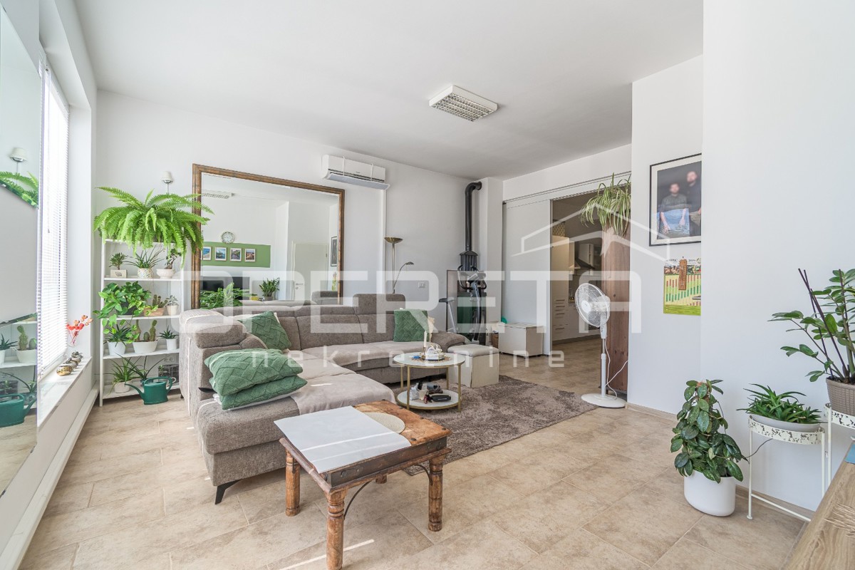 Istria, dintorni di Karigador – due appartamenti e locale commerciale con piscina e giardino