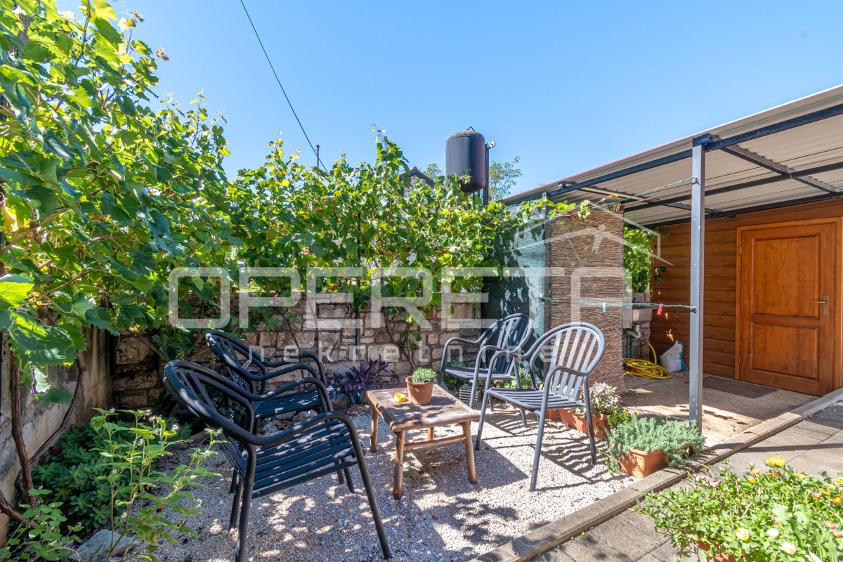 Istria, dintorni di Karigador – due appartamenti e locale commerciale con piscina e giardino