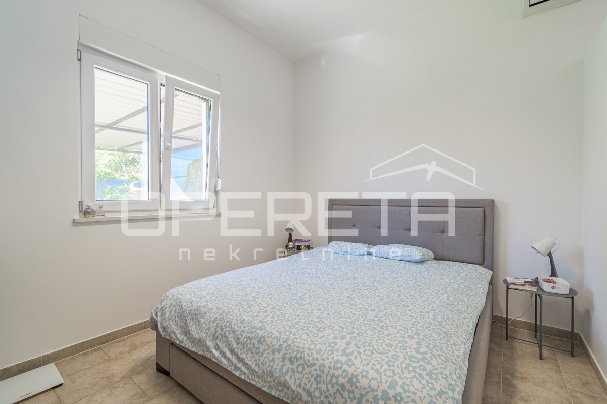 Istria, dintorni di Karigador – due appartamenti e locale commerciale con piscina e giardino