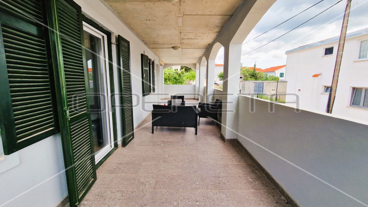 Casa con 2 appartamenti, garage, vista, 300 m dal mare, Kruševo, 233 m2,