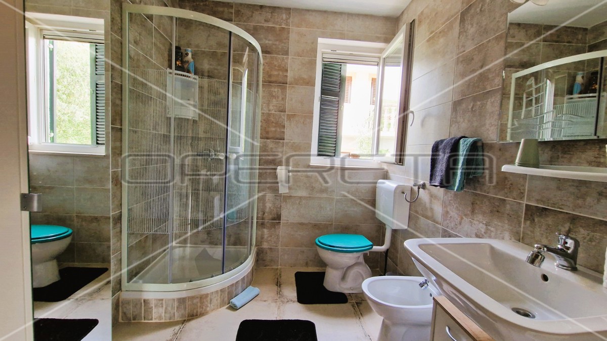 Casa con 2 appartamenti, garage, vista, 300 m dal mare, Kruševo, 233 m2,