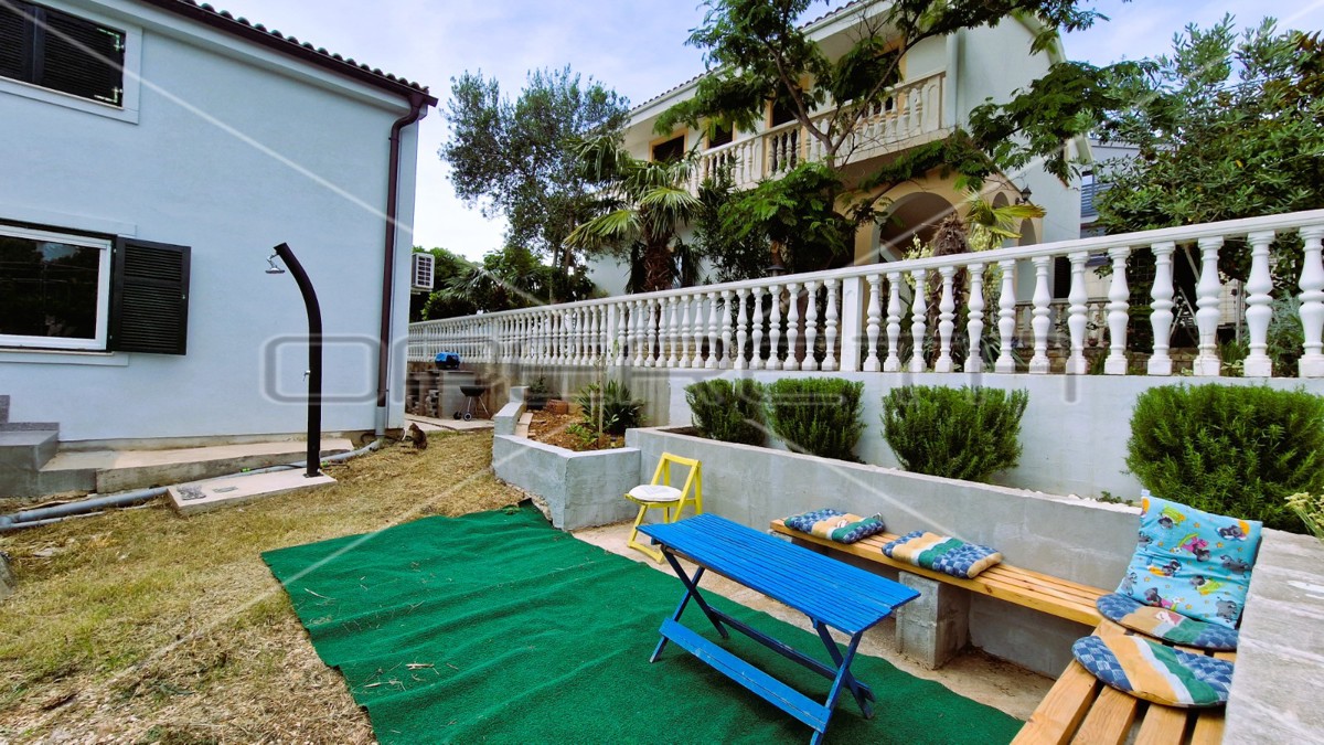 Casa con 2 appartamenti, garage, vista, 300 m dal mare, Kruševo, 233 m2,