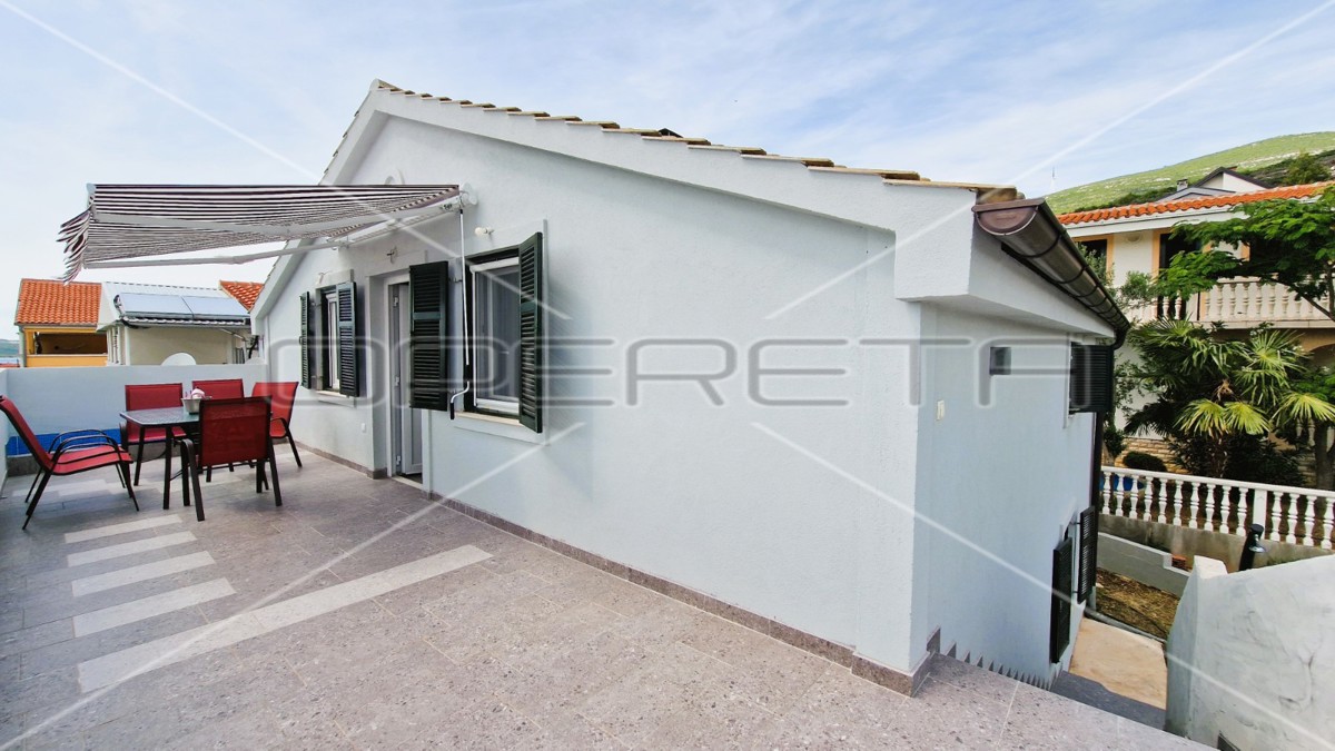 Casa con 2 appartamenti, garage, vista, 300 m dal mare, Kruševo, 233 m2,