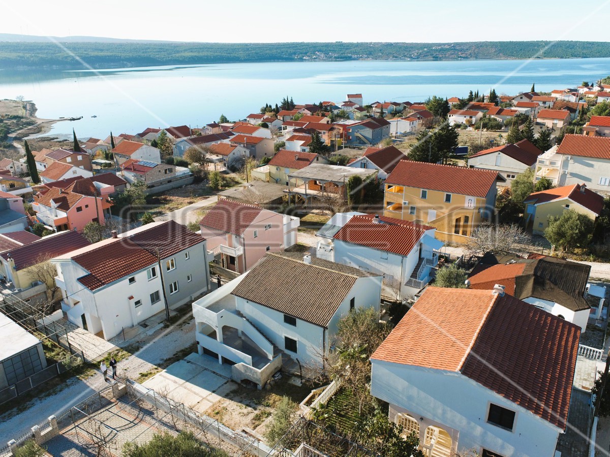 Casa con 2 appartamenti, garage, vista, 300 m dal mare, Kruševo, 233 m2,