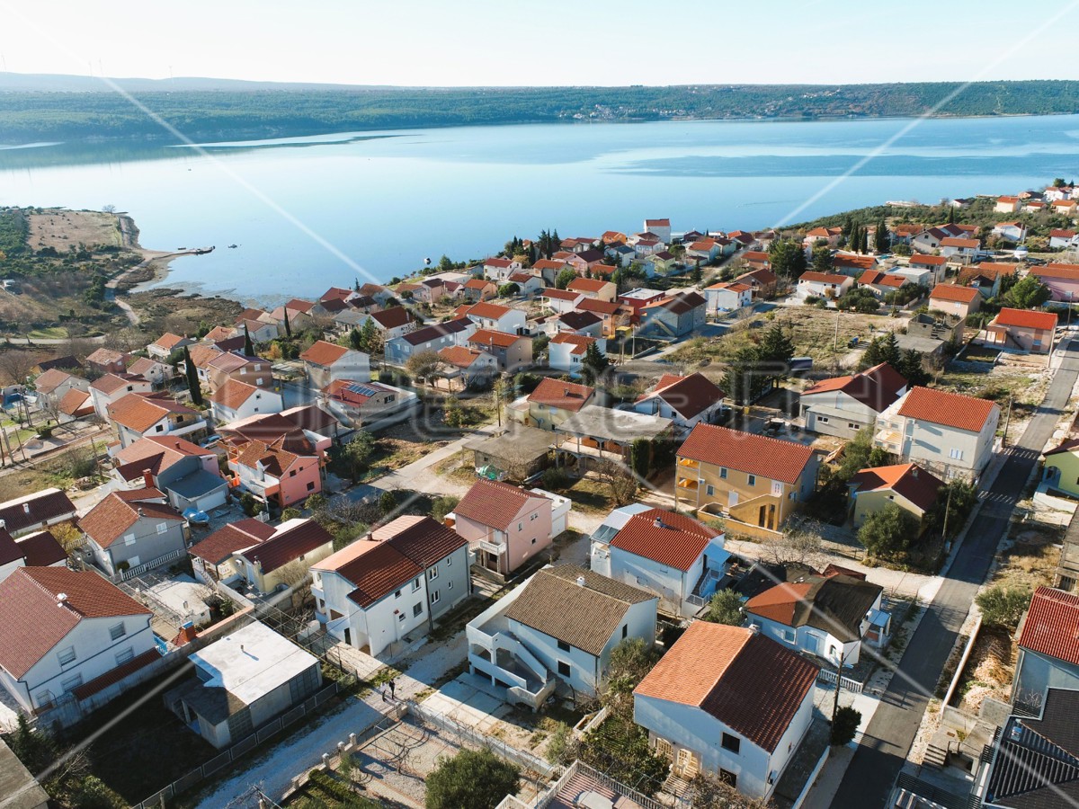 Casa con 2 appartamenti, garage, vista, 300 m dal mare, Kruševo, 233 m2,