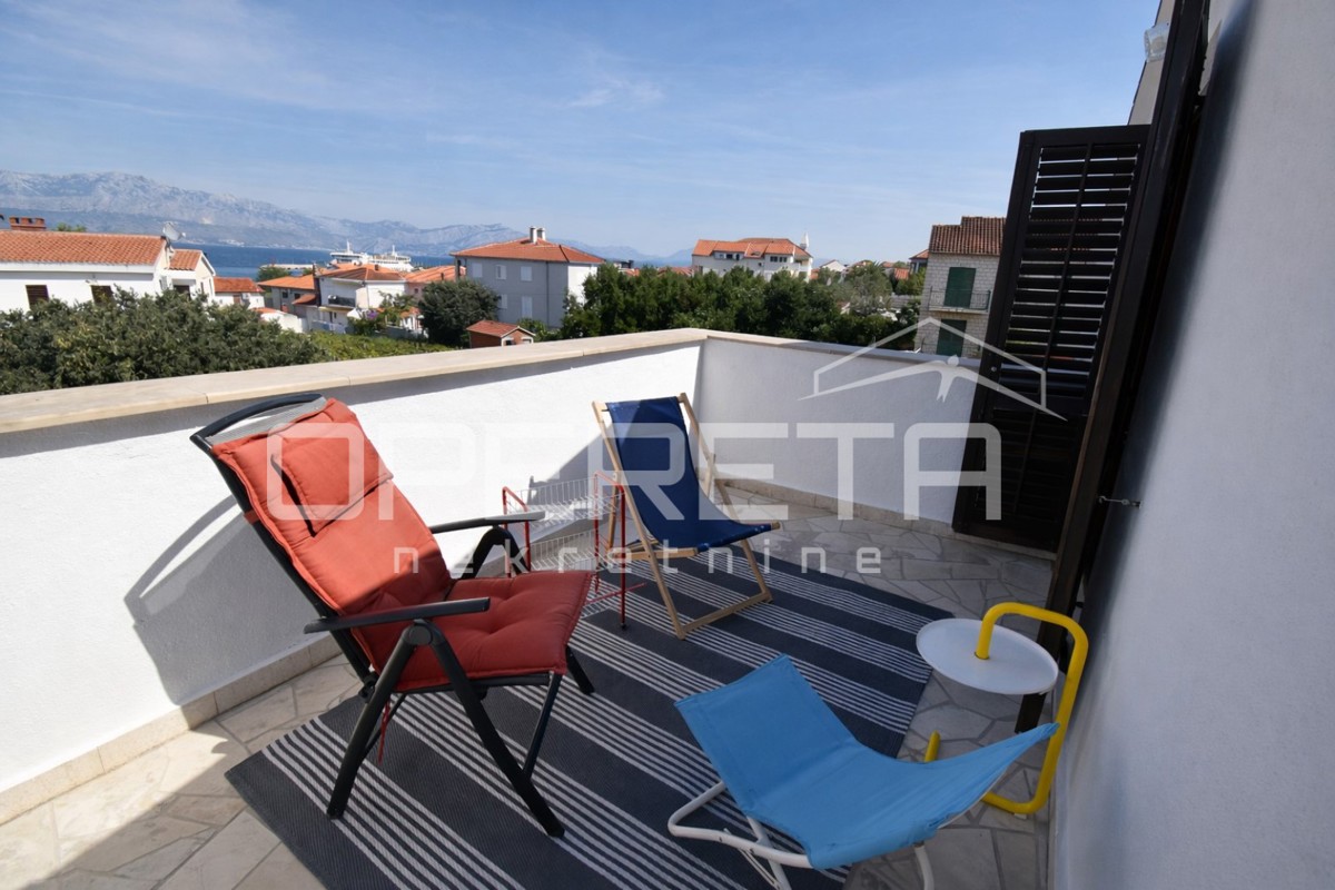 Supetar, casa 200 m2, 150 m dalla spiaggia, terreno 610 m2