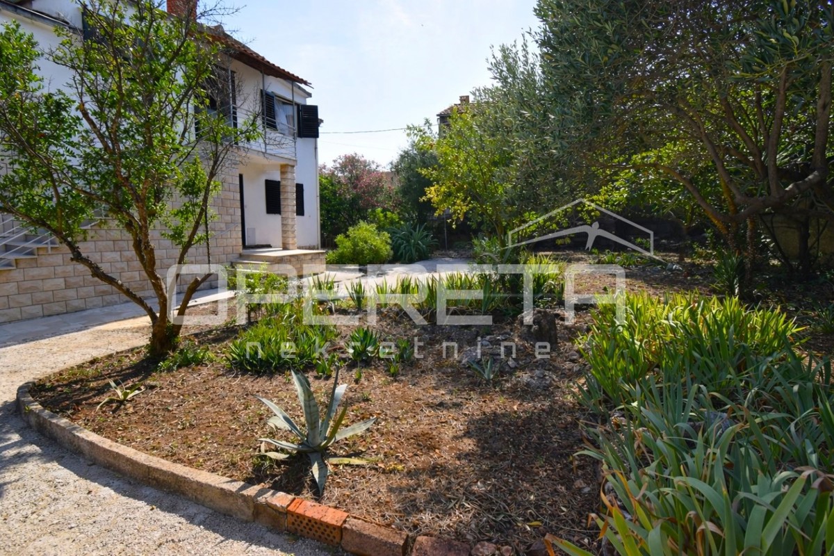 Supetar, casa 200 m2, 150 m dalla spiaggia, terreno 610 m2