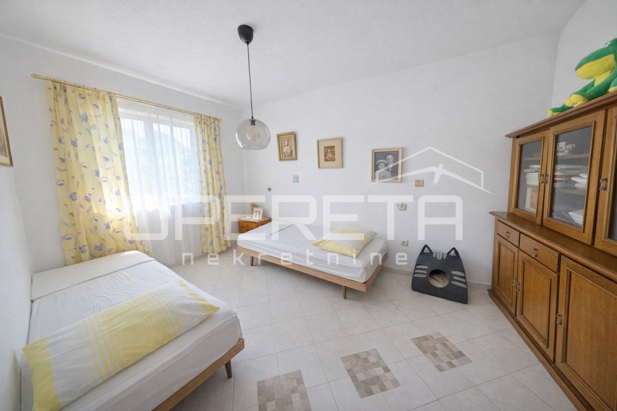 Supetar, casa 200 m2, 150 m dalla spiaggia, terreno 610 m2