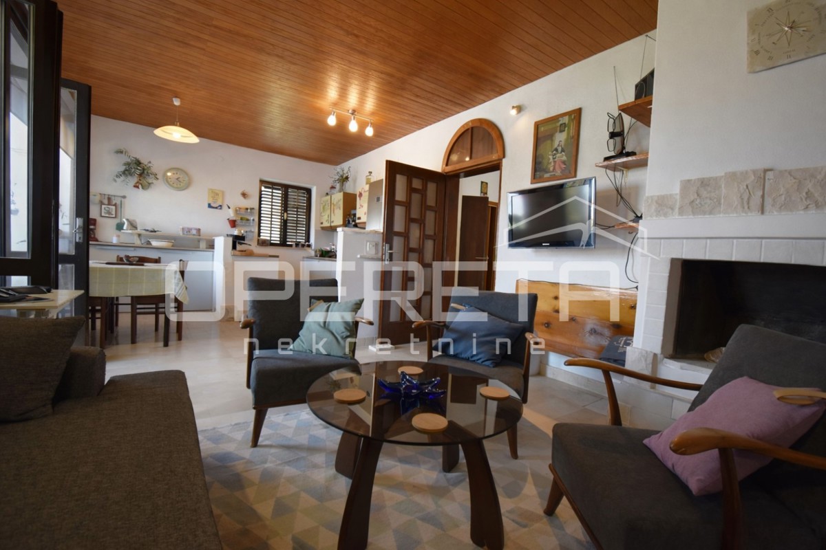 Supetar, casa 200 m2, 150 m dalla spiaggia, terreno 610 m2