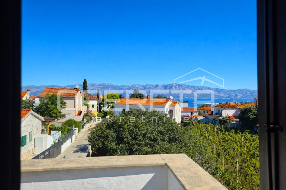 Supetar, casa 200 m2, 150 m dalla spiaggia, terreno 610 m2