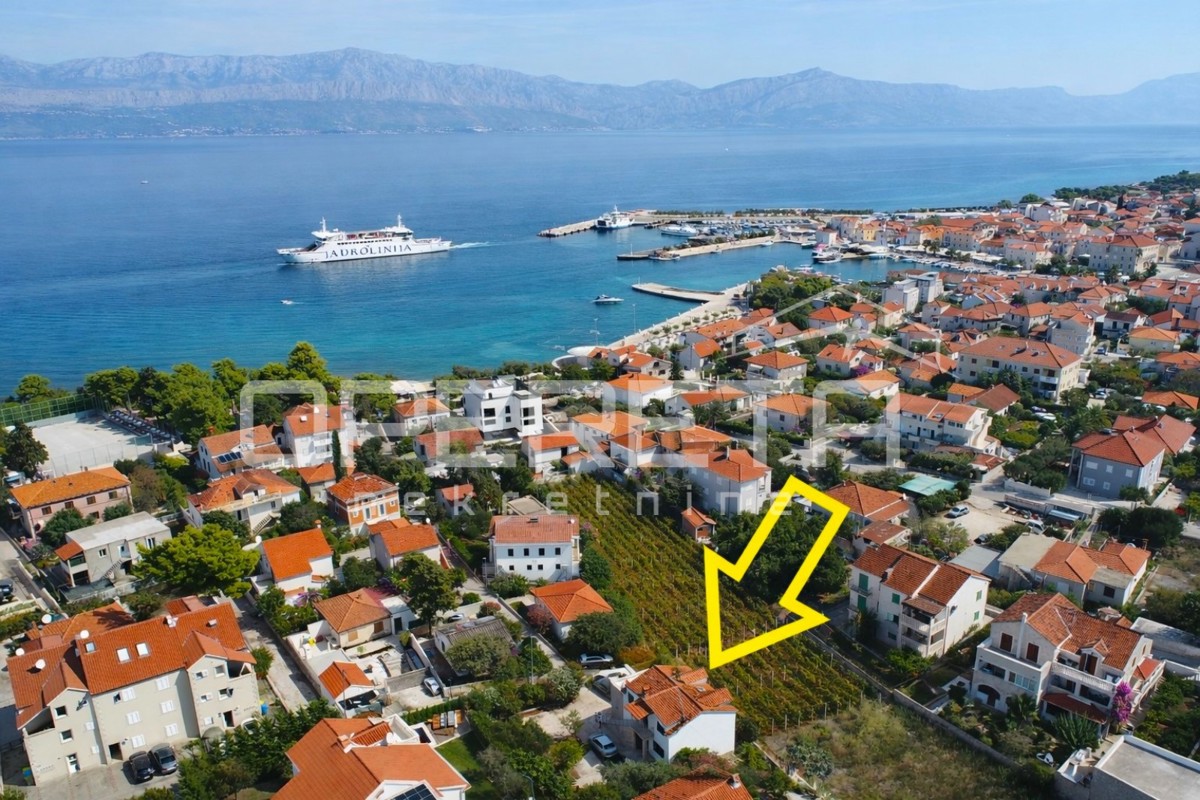 Supetar, casa 200 m2, 150 m dalla spiaggia, terreno 610 m2