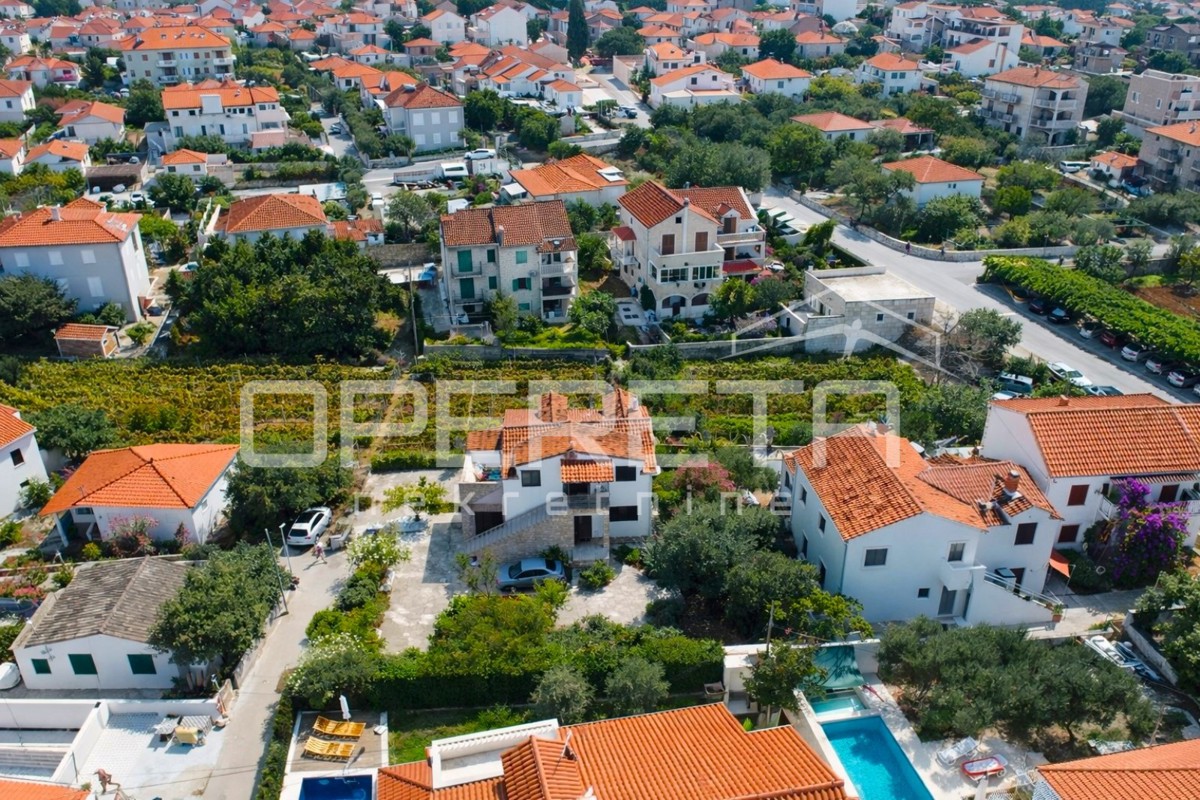 Supetar, casa 200 m2, 150 m dalla spiaggia, terreno 610 m2